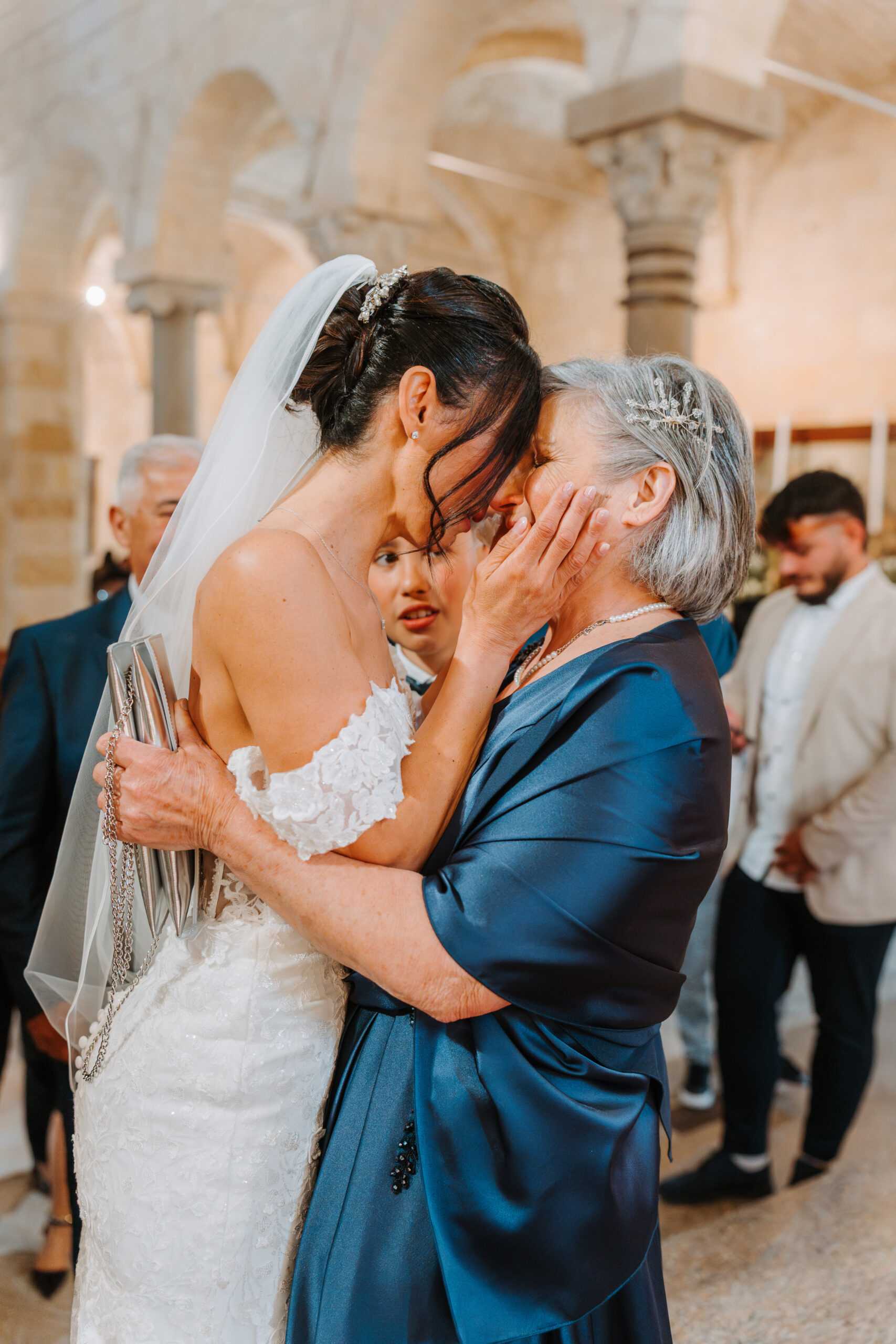 FOTO SPONTANEA MATRIMONIO madre E FIGLIA SPOSA