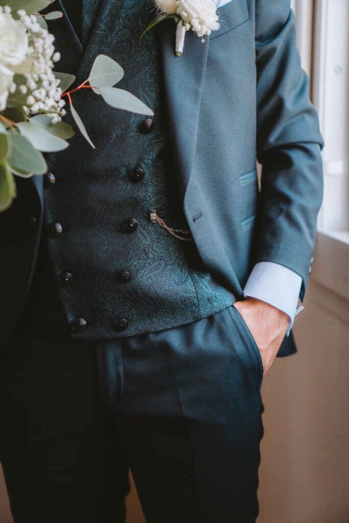 Dettaglio abito da sposo in Sardegna