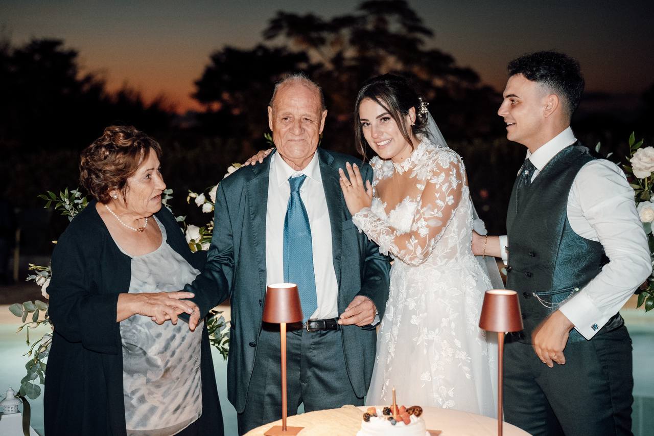Fotografia di matrimonio con gli sposi e i nonni