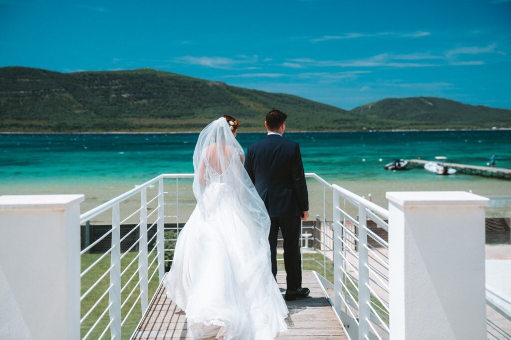 Coppia di sposi in una spiaggia ad Alghero