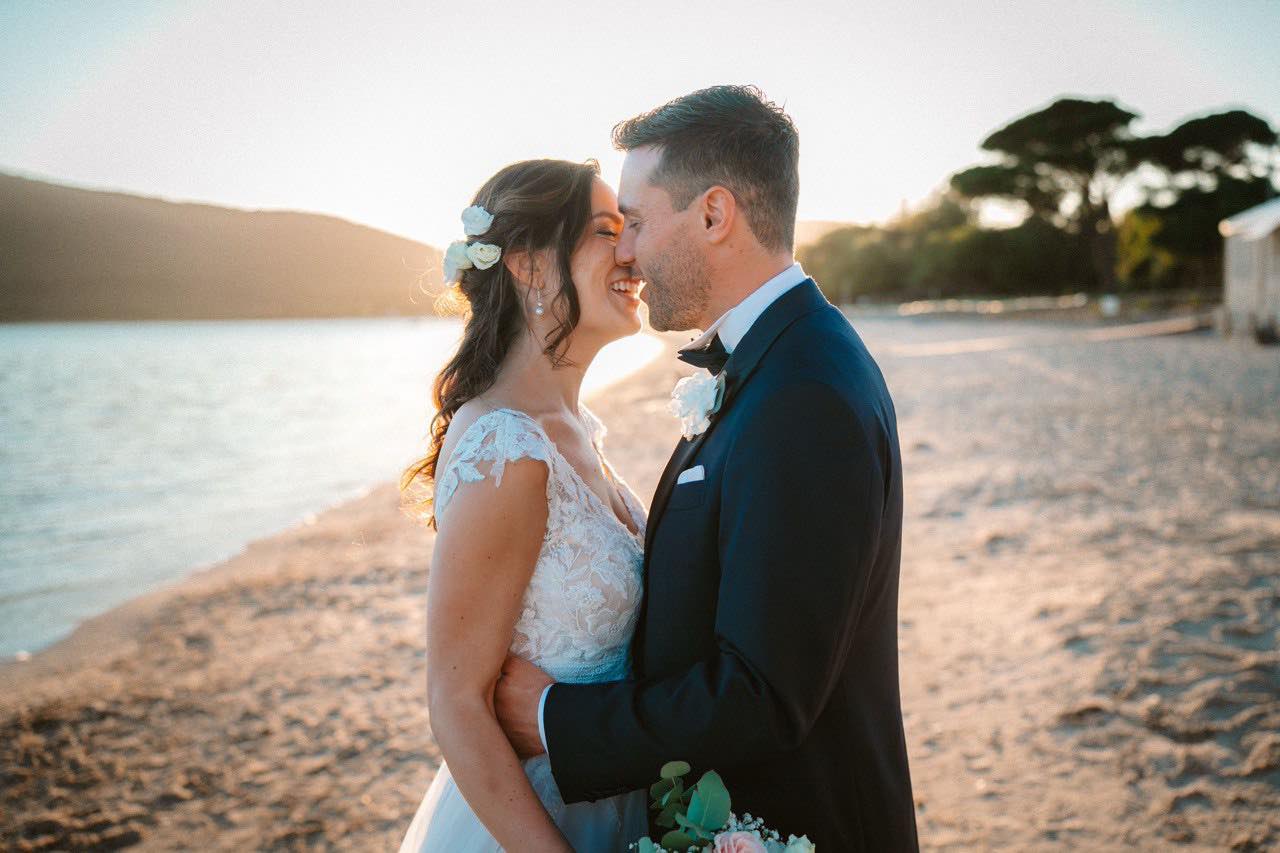 Fotografo di matrimonio ad Alghero per abbraccio sposi al tramonto