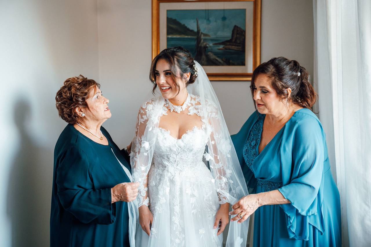 Preparativi sposa per matrimonio con madre e nonna