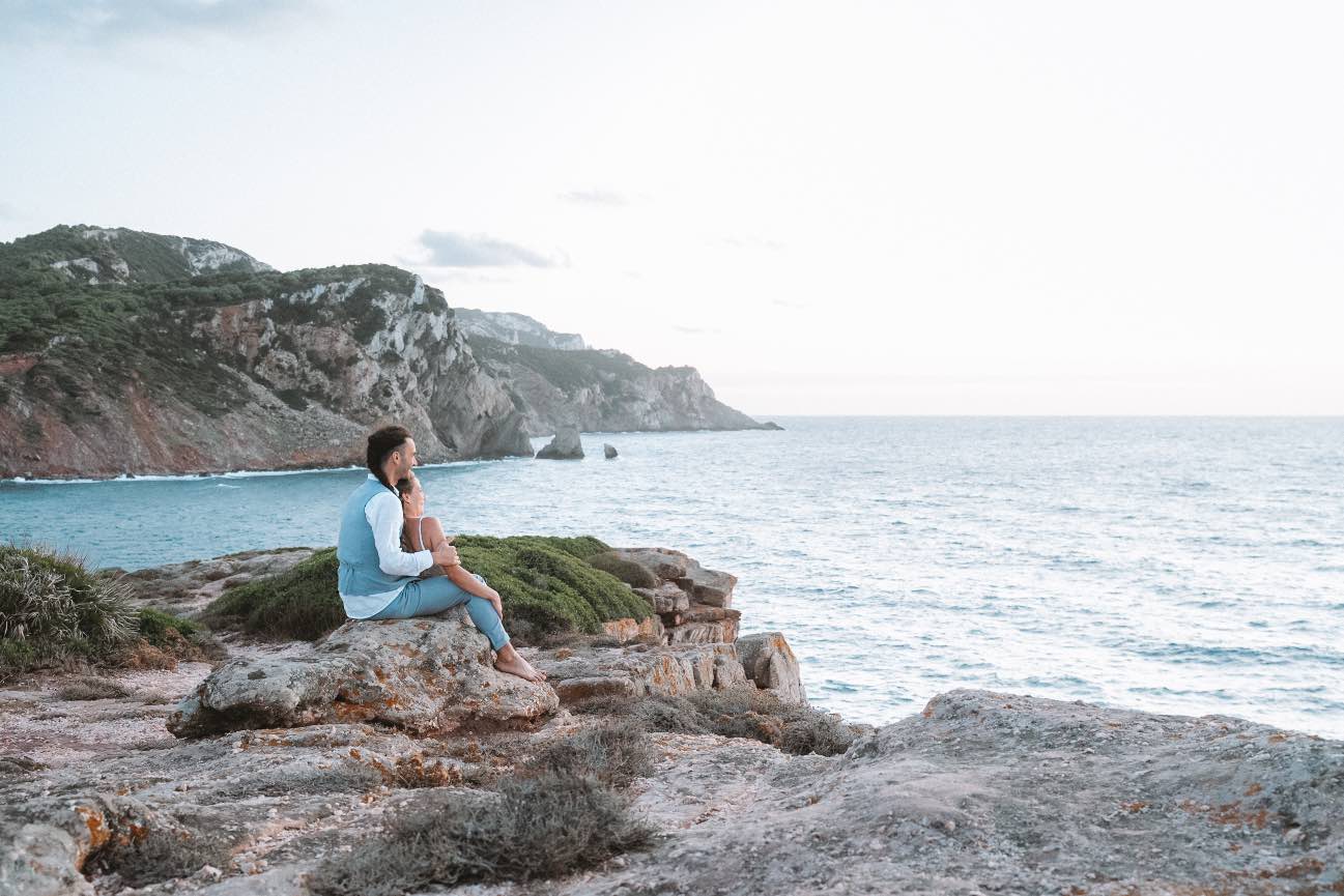 Servizio prematrimoniale Sardegna sulle scogliere