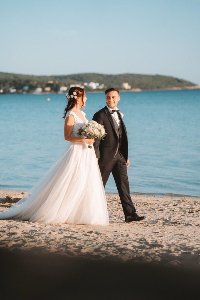 Shooting di coppia Alghero su una spiaggia