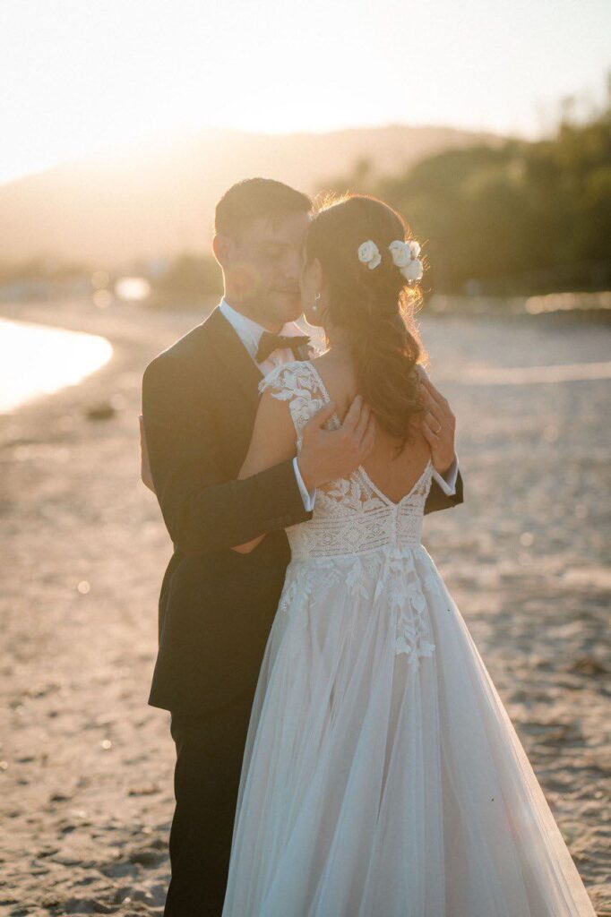 Shooting di coppia Alghero su una spiaggia al tramonto