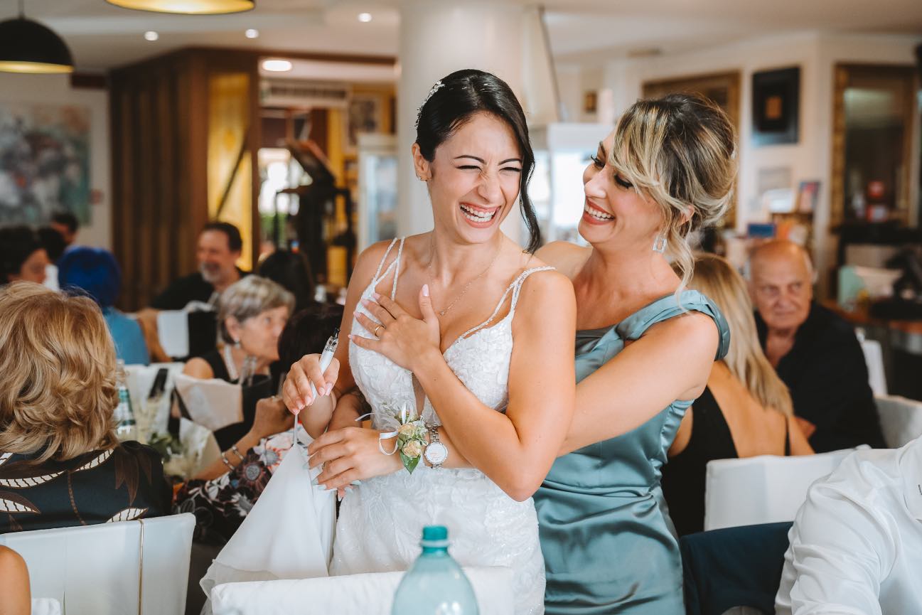 La sposa abbraccia un'invitata
