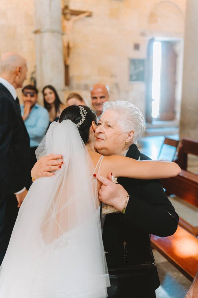 Sposa abbraccia la nonna nella Basilica di San Gavino