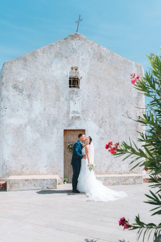 Sposi alla chiesa di Balai a Porto Torres