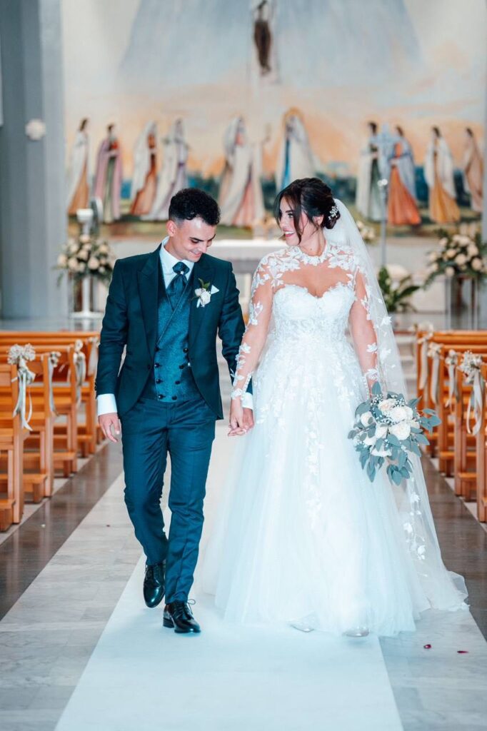 Sposi in chiesa per matrimonio