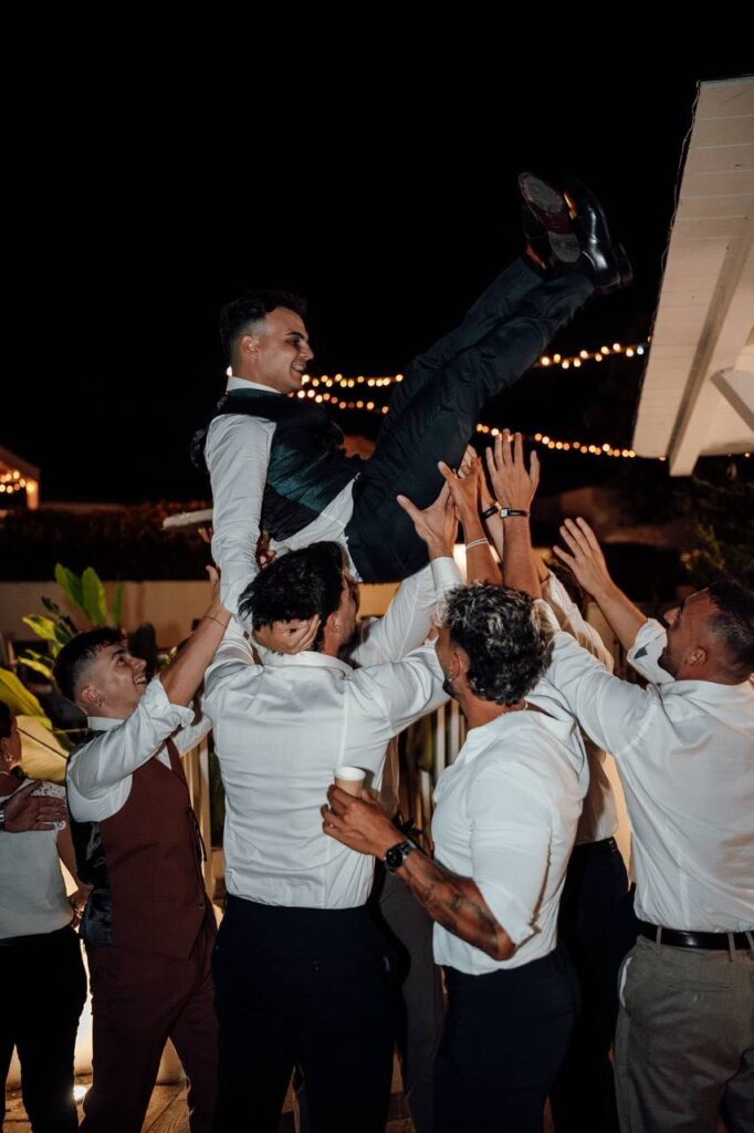 Sposo con gli amici matrimonio nord Sardegna