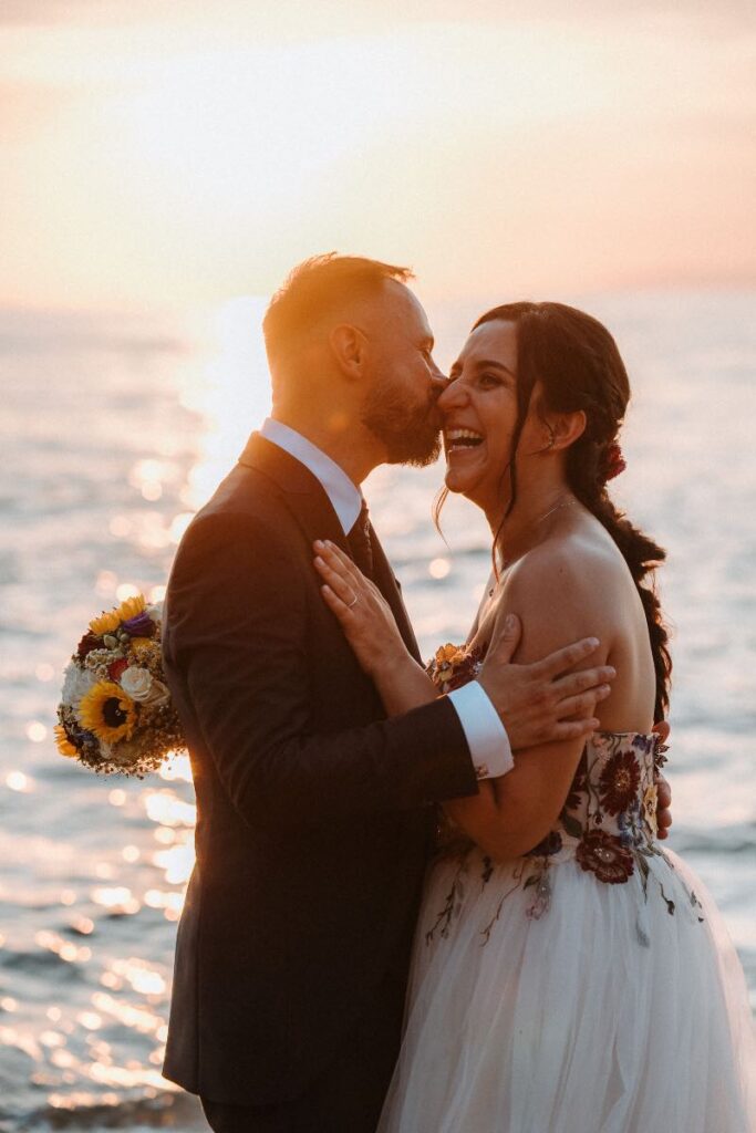 Sposi al tramonto davanti al mare