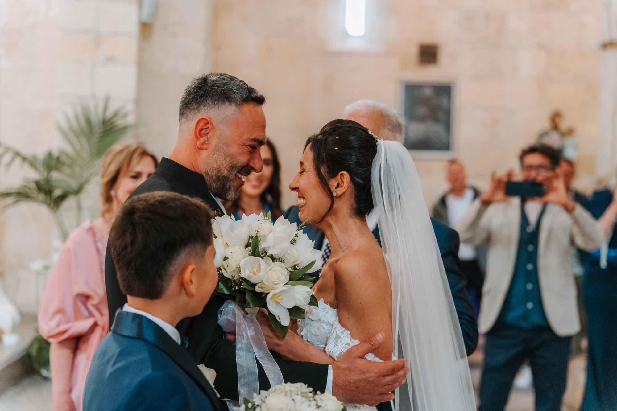 Sposi emozionati durante un matrimonio in Sardegna