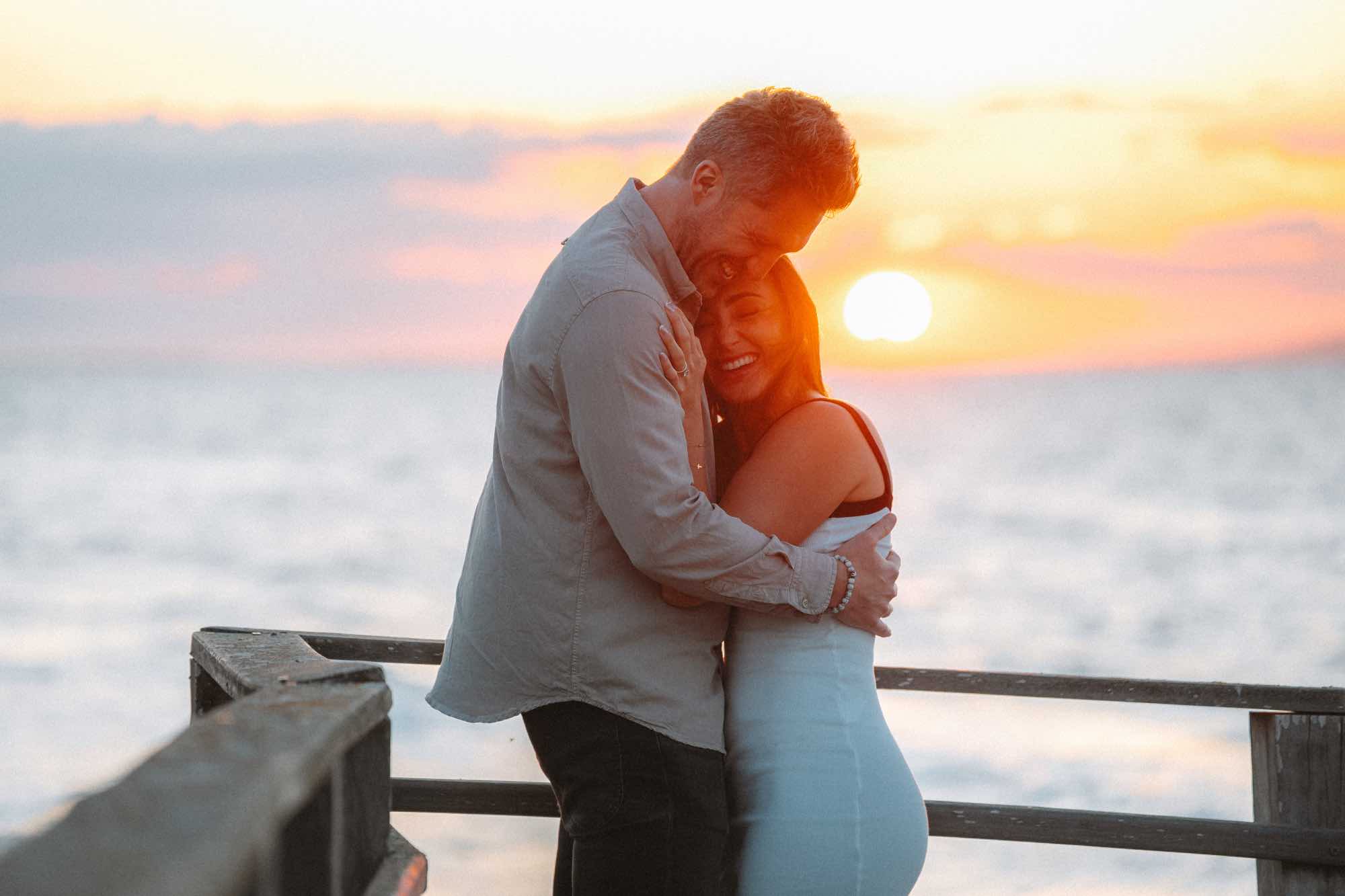 Coppia si abbraccia dopo proposta di matrimonio in Sardegna