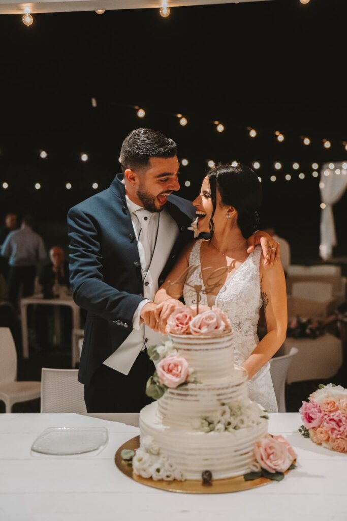 Sposi tagliano la torta durante un matrimonio in Sardegna