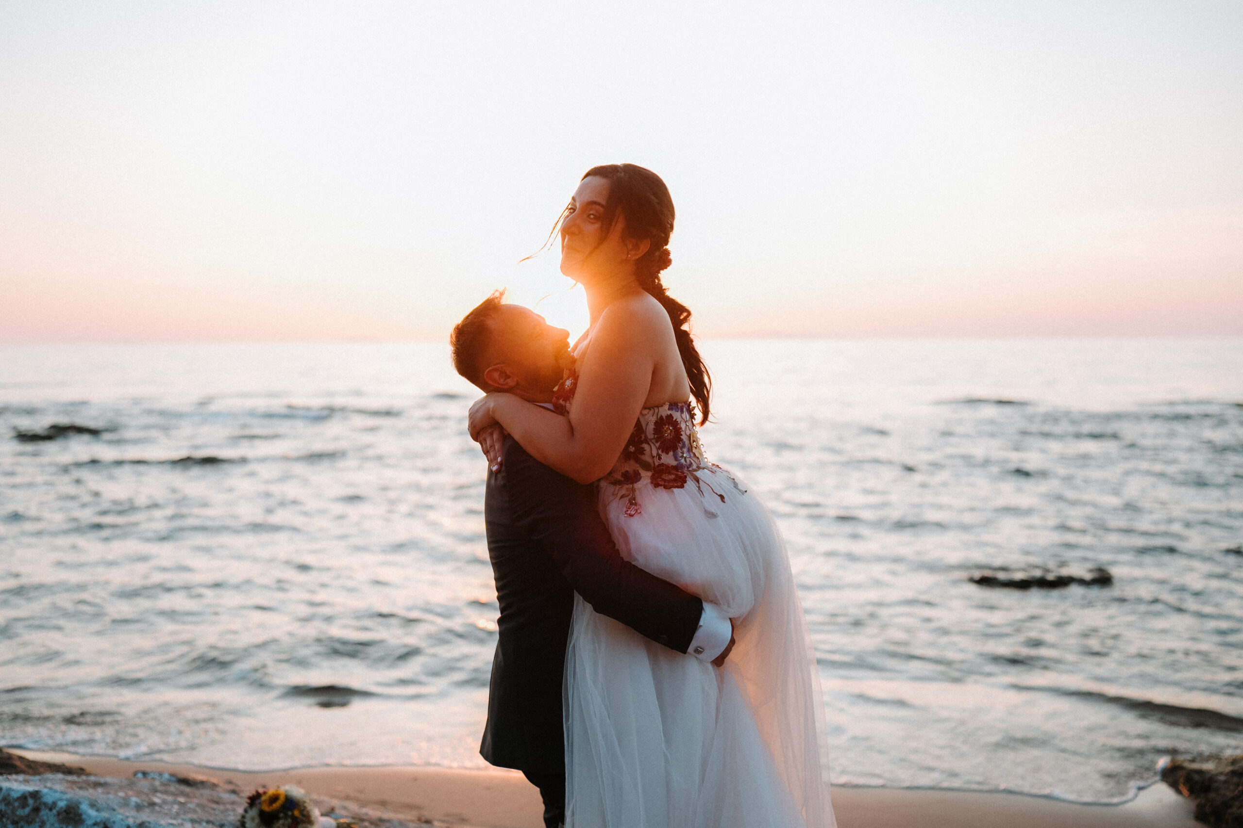 Sposi al tramonto sulla spiaggia
