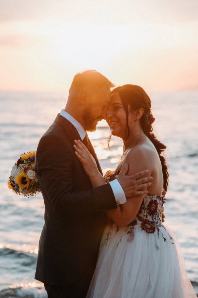 Sposi davanti al mare al tramonto