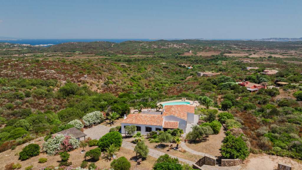 Villa vista dall'alto con piscina per vacanze in Sardegna