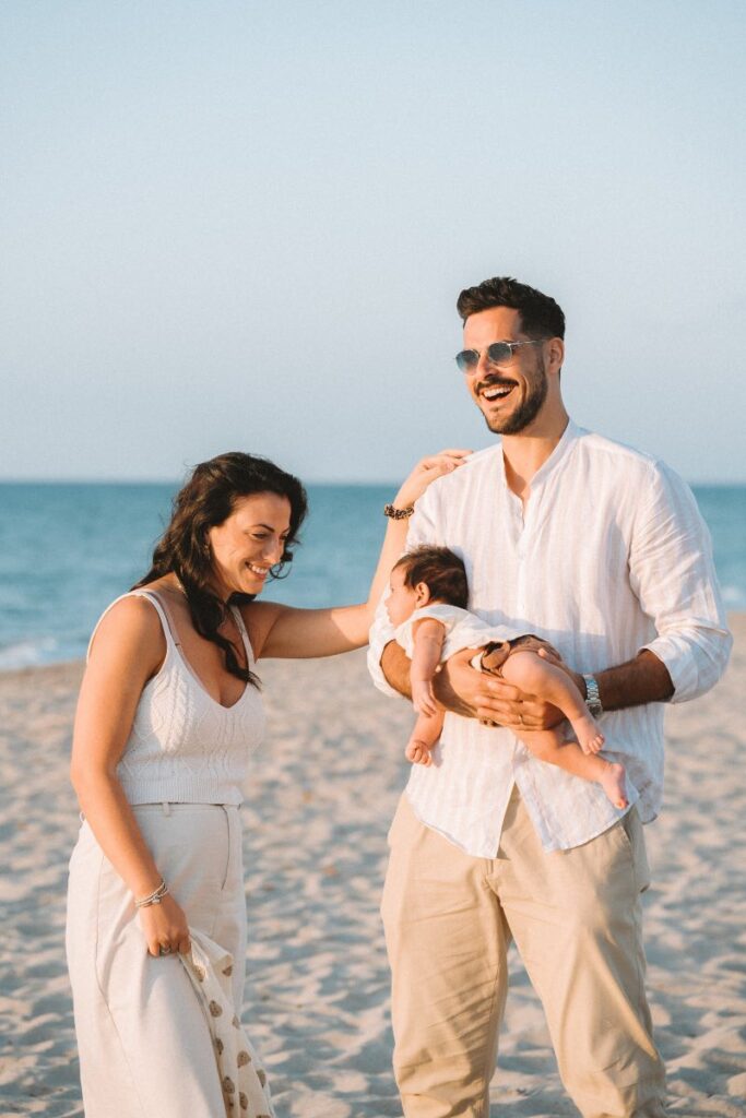 Famiglia con neonato in spiaggia