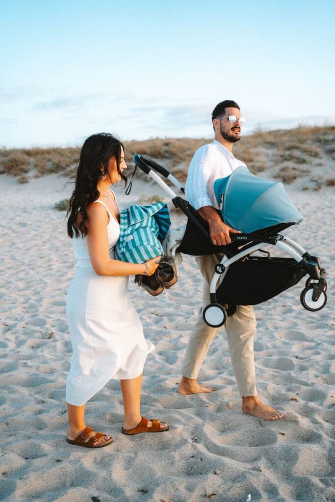 Famiglia con passeggino in spiaggia
