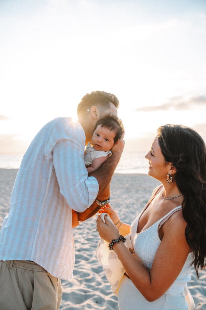 Famiglia in spiaggia al tramonto