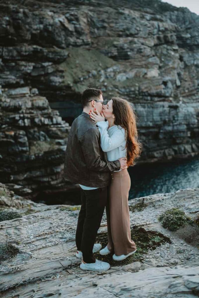 Nikkie e Doug durante la loro sessione fotografica engagement in Sardegna