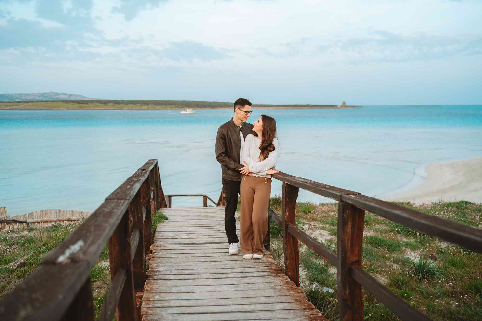 Ritratto di coppia alla spiaggia La Pelosa con il mare turchese sullo sfondo