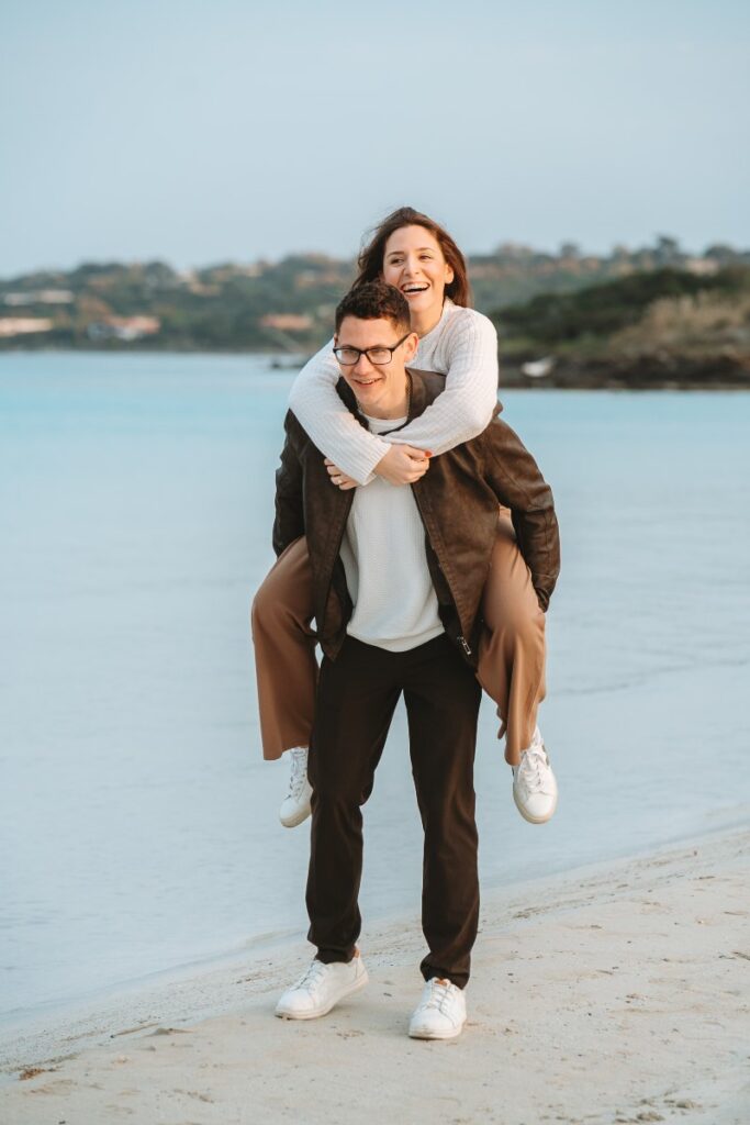 Nikkie e Doug con lo sfondo delle acque cristalline della Sardegna