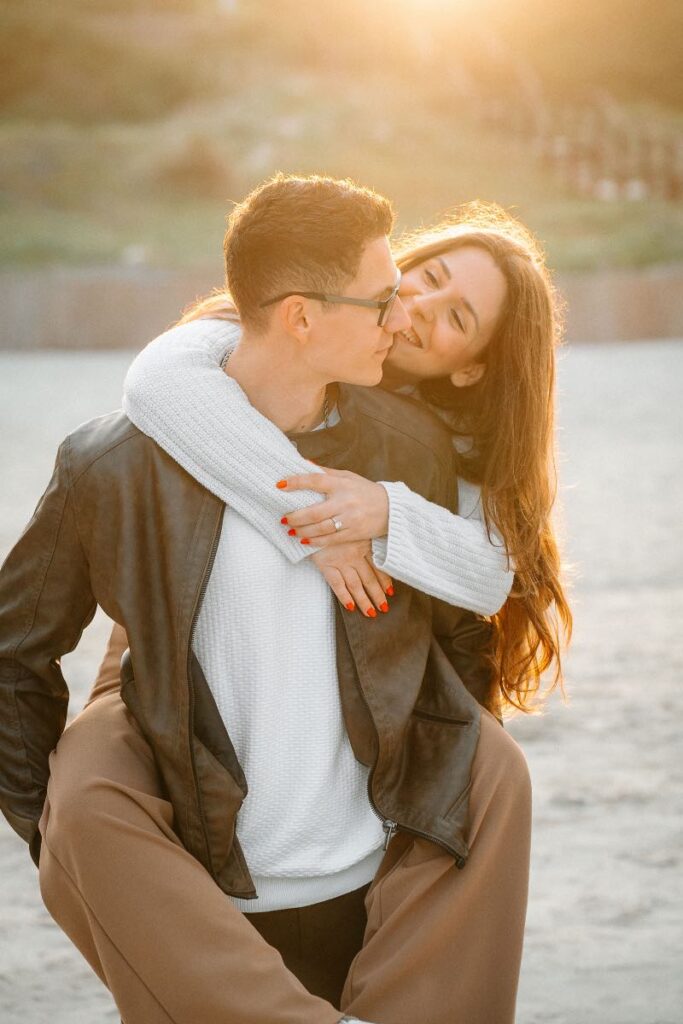 Dettaglio dell'abbraccio tra Nikkie e Doug al tramonto