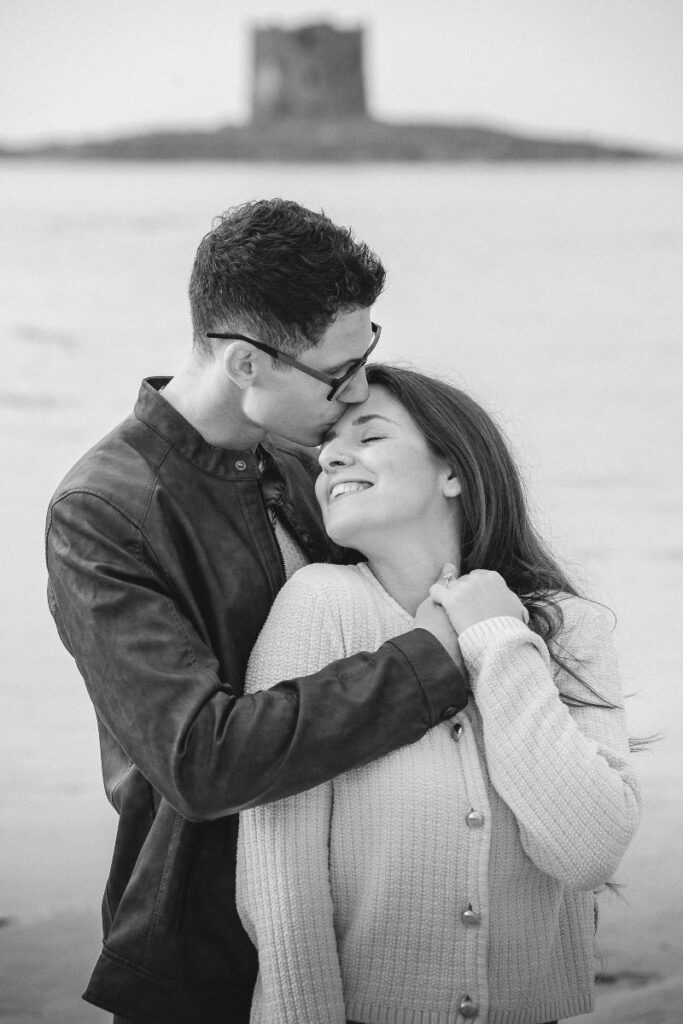 Dettaglio dell'abbraccio tra Nikkie e Doug a La Pelosa