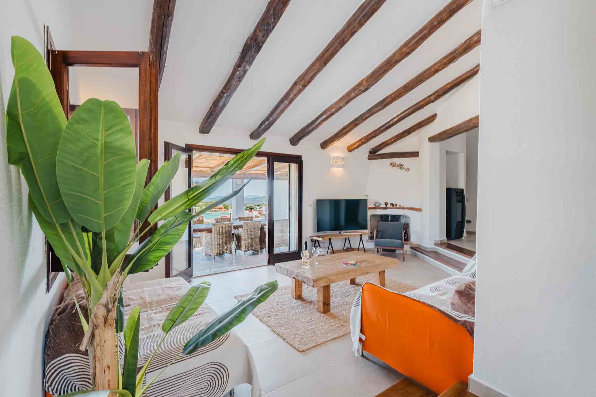 Interni di una villa di lusso in Sardegna con vista sulla piscina e sul mare, fotografati da Federico Carboni